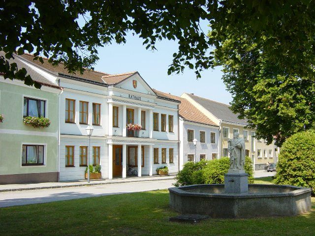 Schweiggers town hall with fountain in the foreground.