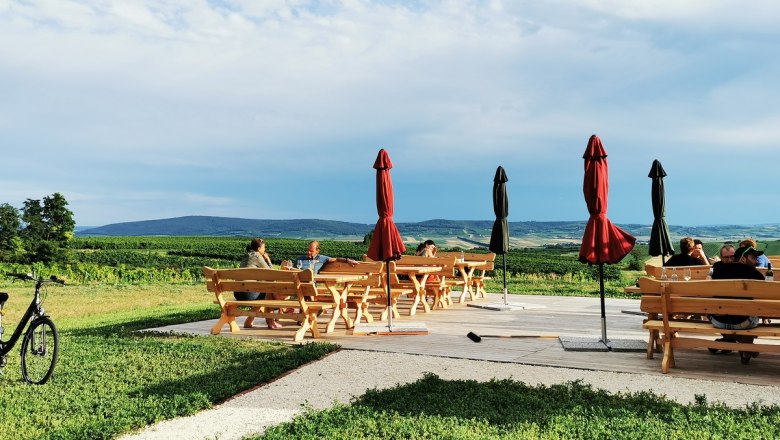The rest area offers chilled drinks and seating, &copy; Weinstra&szlig;e Weinviertel