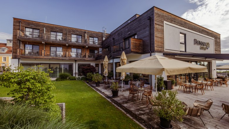 Exterior view of the Donau Lodge Ybbs with terrace and garden.