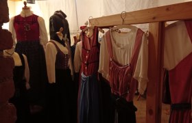 Traditional costume in the museum with Martina Haselwanter, © Martina Haselwanter