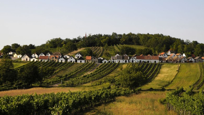 Really worth a visit: Wildendürnbach cellar-lined road!, © Weinviertel Tourismus/Mandl