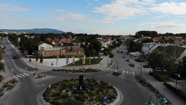 Entrance to Kottingbrunn, © Wolfgang Machain