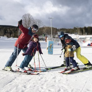Family skiing at Wexl Arena St. Corona, © Markus Frühmann
