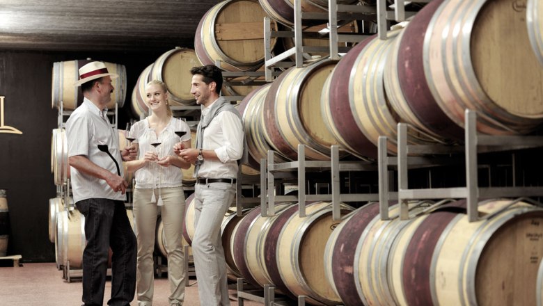 Wine tasting at the Netzl family’s wine cellar, © Donau Niederösterreich/ Steve Haider