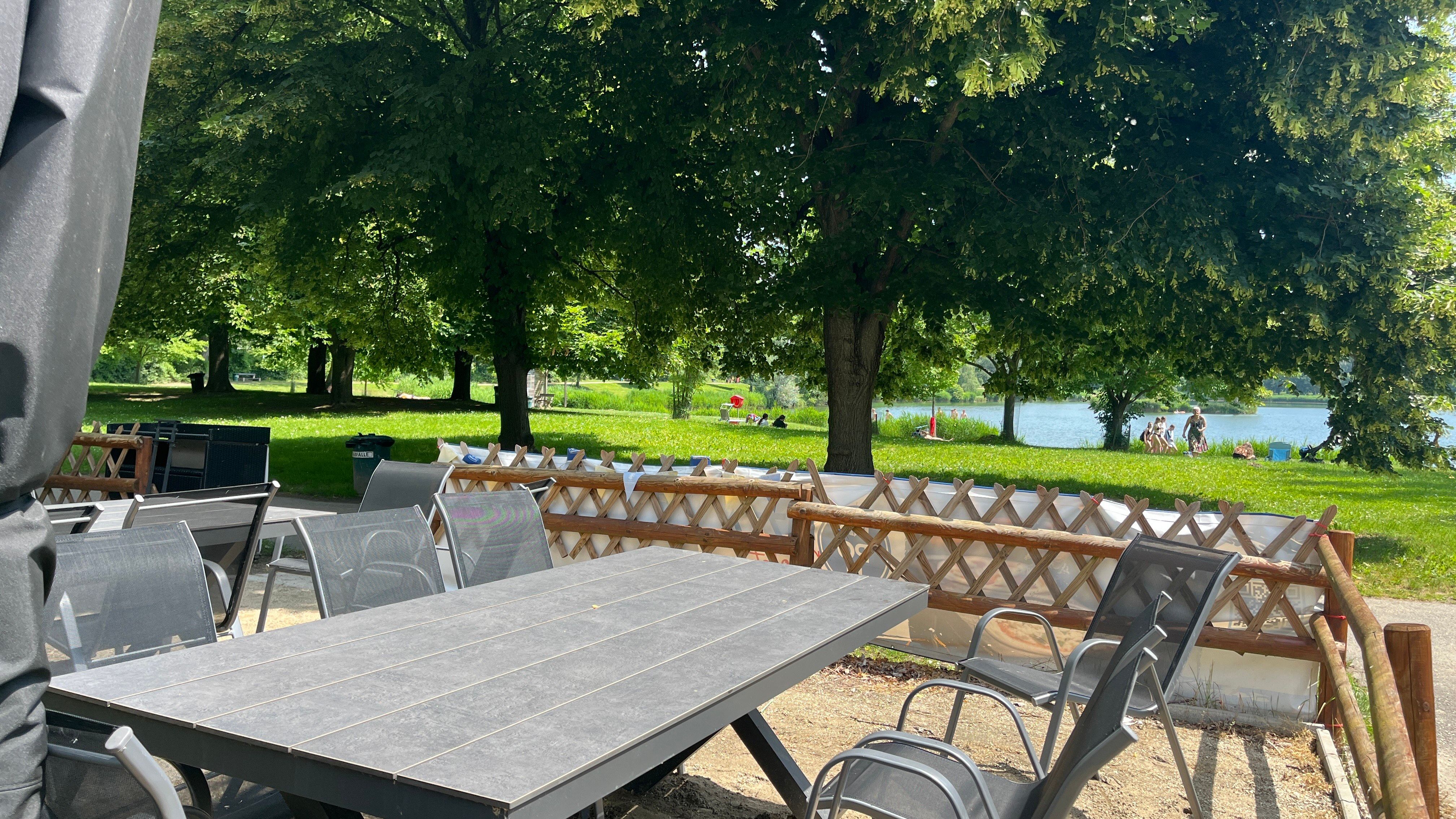 Garden table with garden chairs, in the background the Tullner-Aubad.
