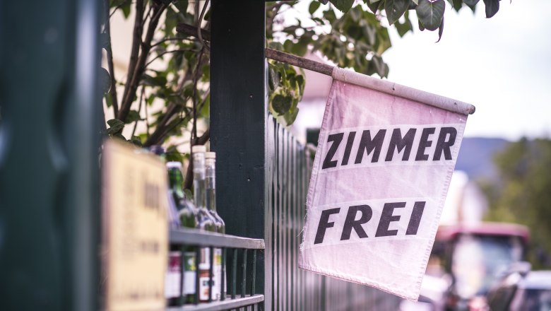 Free room" symbol image, &copy; Daniela Matejschek