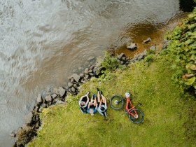 Radfahrerinnen Gasthof Gierlinger Obermühl an der Donau, © WGD Donau Oberösterreich Tourismus GmbH
