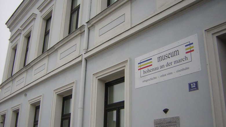 Fa&ccedil;ade of the Hohenau an der March Museum with sign and commemorative plaque.