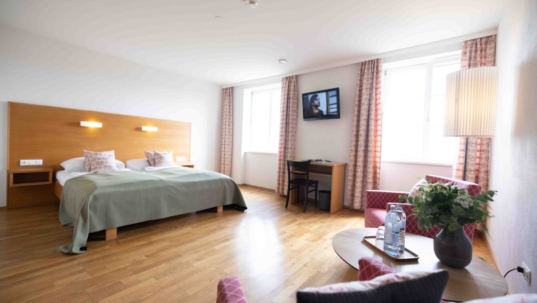 Large double room with red sofa