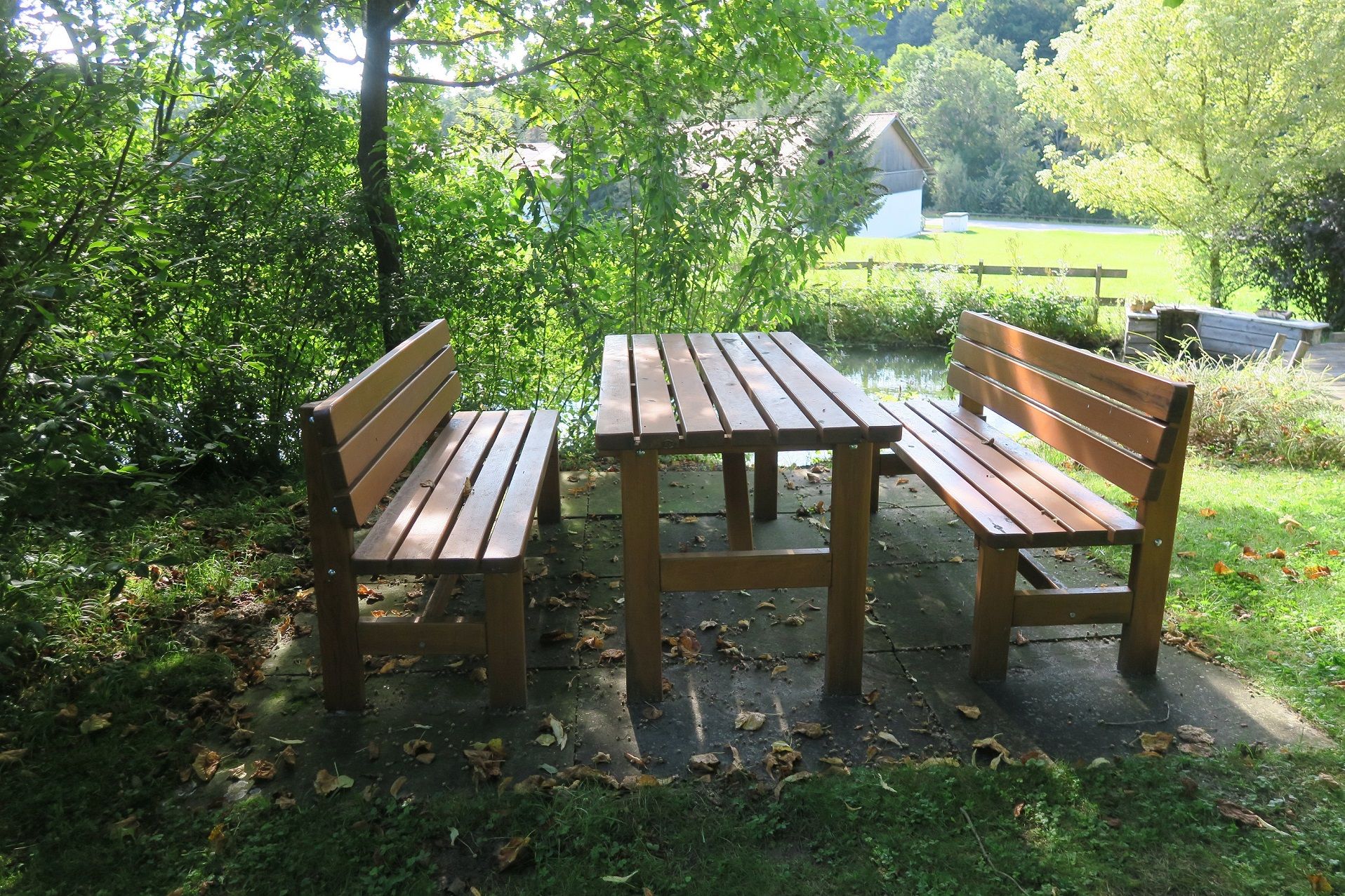 Seating by the pond at the Dörrmühle vacation home