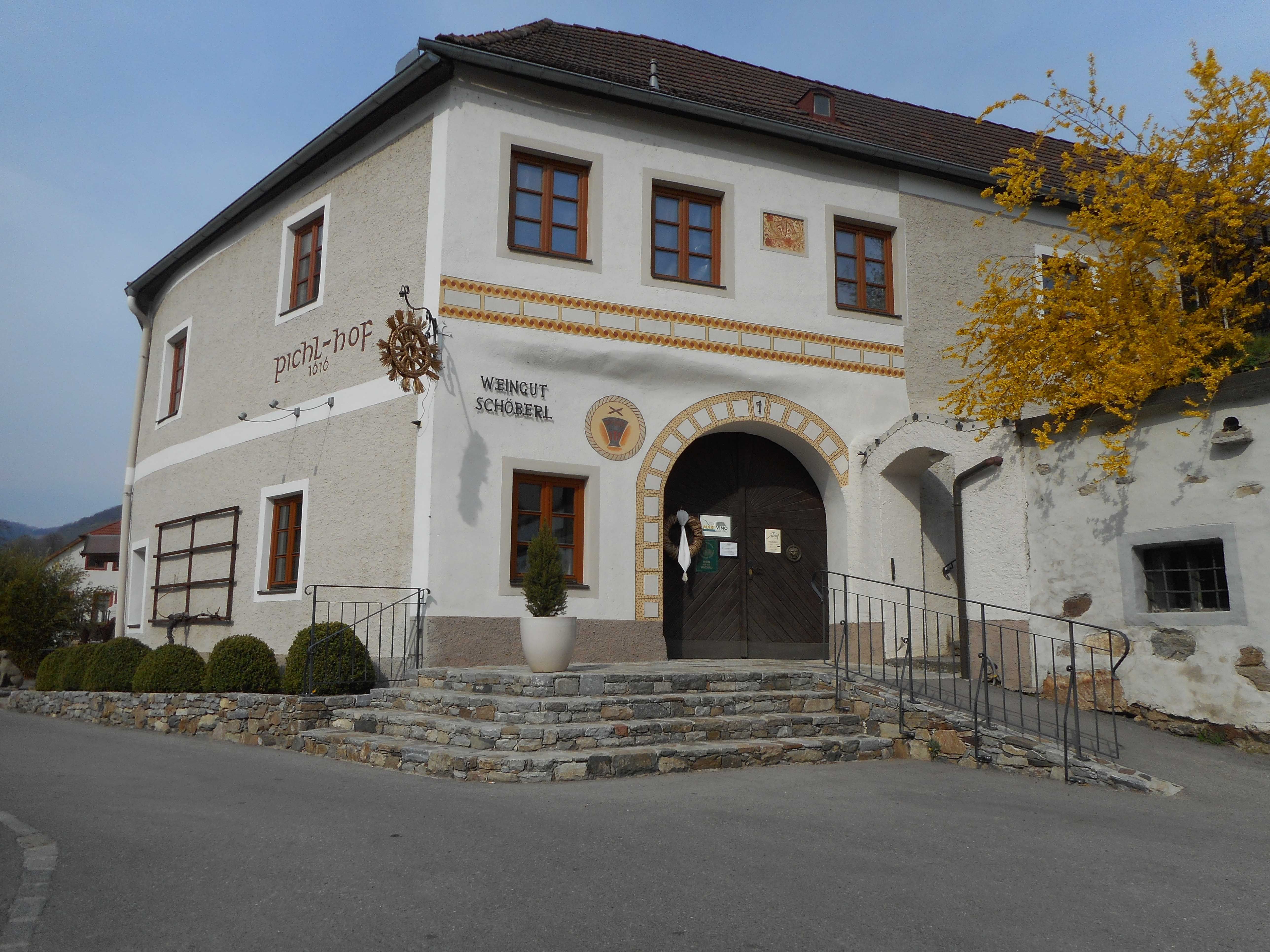 Exterior view of a traditional building with the inscription 'pichl-hof' and 'Weingut Schöberl'.