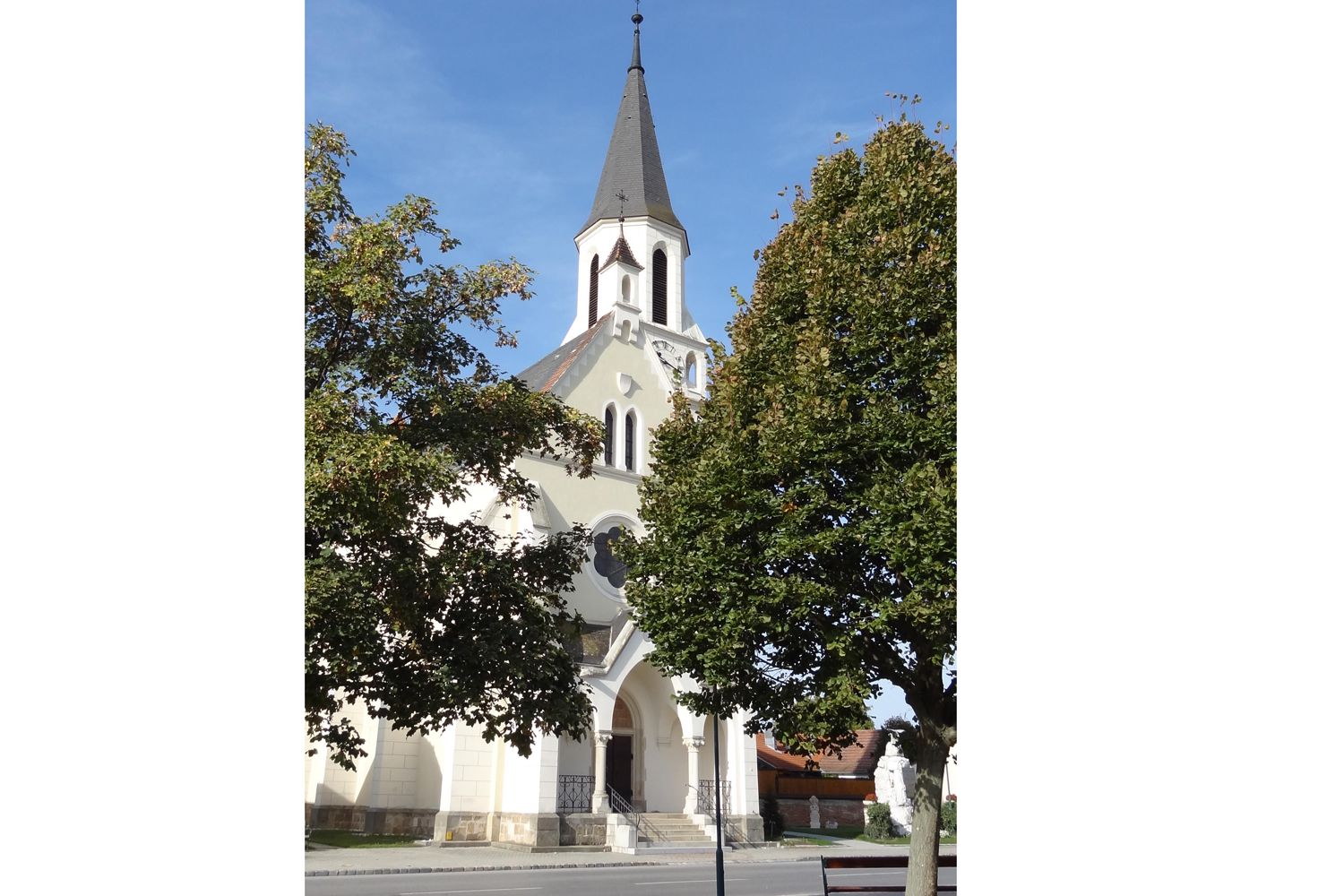 Church in Dobermannsdorf with trees in the foreground.