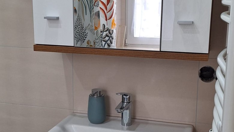 Bathroom sink, &copy; Lisa Halmenschlager