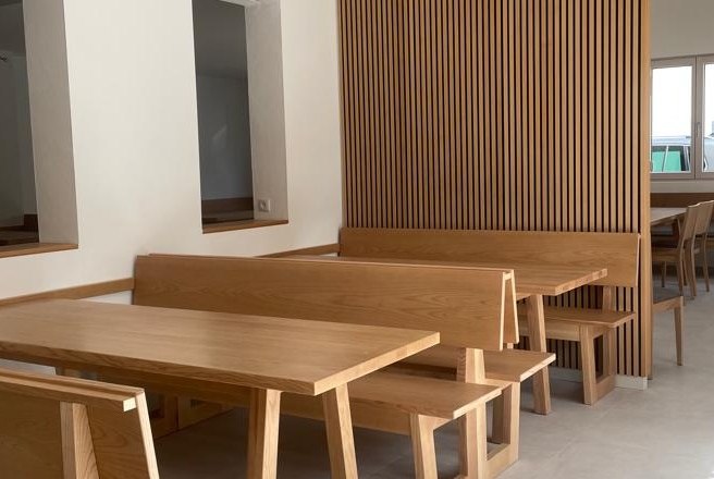 Interior view of a wine tavern with wooden furniture and modern elements.