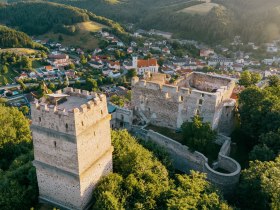 Luftaufnahme mit Feuerturm, Burgruine und dem Ort Kirchschlag, © Unknown