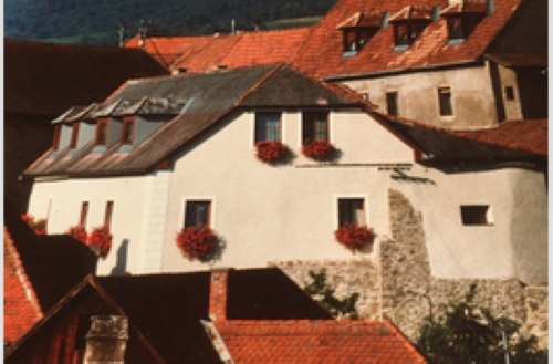 Apartment Kirchenblick in Weißenkirchen, © Familie Gattinger Weißenkirchen Historic building with red roofs and flower boxes in Weißenkirchen.