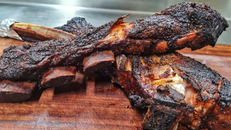 Prepared grilled ribs from the DaSmoker, &copy; Daniel Kerndler