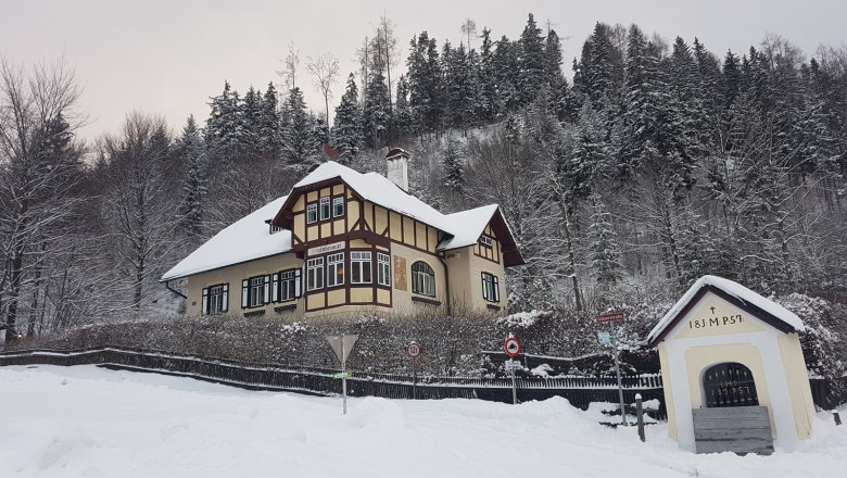 Villa Waldheimat in winter, © Philip Ospelt Wintery Villa Waldheimat with snow-covered roof and forest in the background.