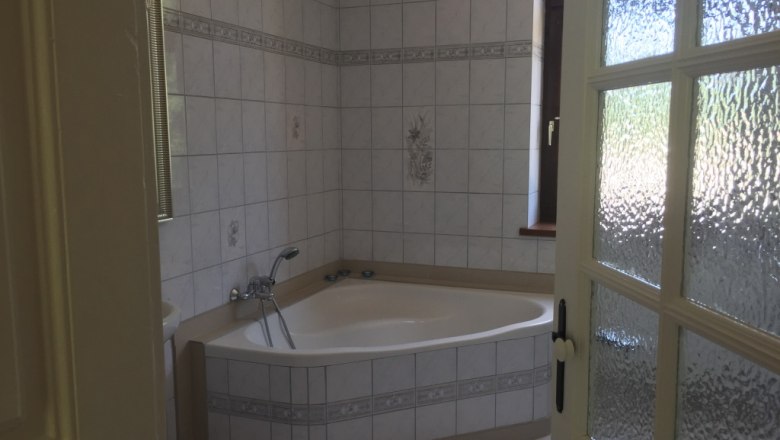 Large corner bathtub in the former railroad attendant's apartment, &copy; M. Schorn