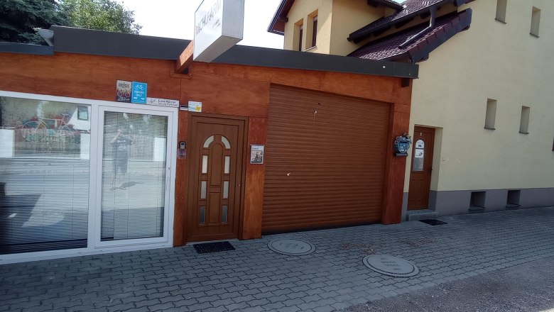 View of the street "Zum Scheibenstand 11", © michlfarm SChaufen window and entrance door