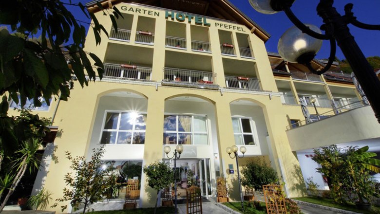 Exterior view of Gartenhotel Pfeffel, © Alexander Pfeffel Exterior view of the Gartenhotel Pfeffel with yellow façade and balconies.