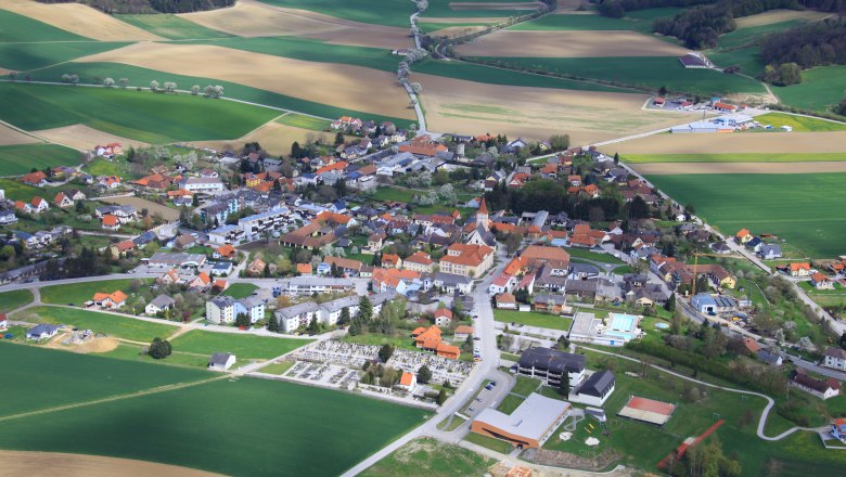 Aerial view of the municipality of Pyhra with fields and buildings.