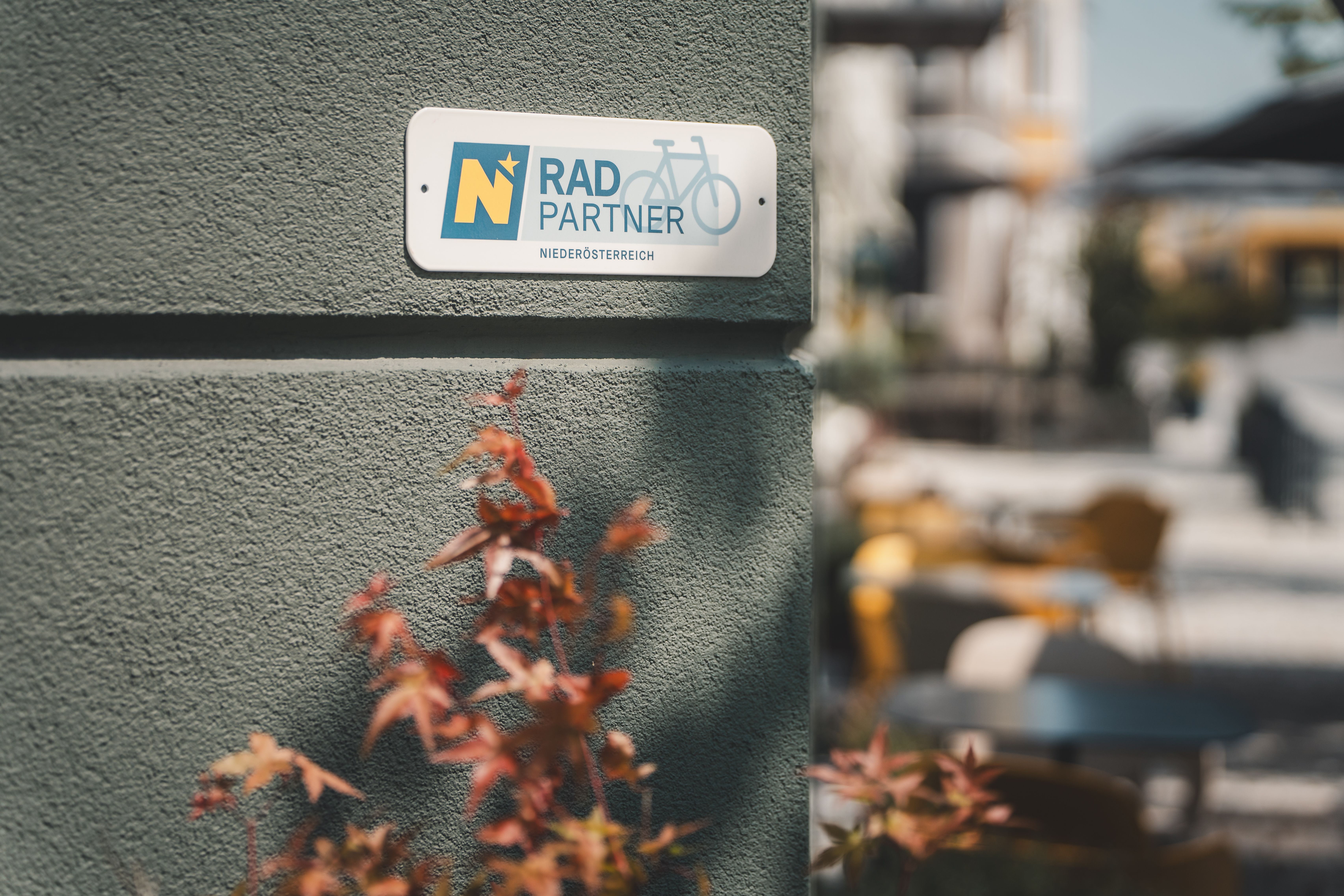Radpartner-Schild an einer Außenfassade