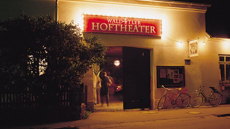 Entrance at night, © Andreas Rössler