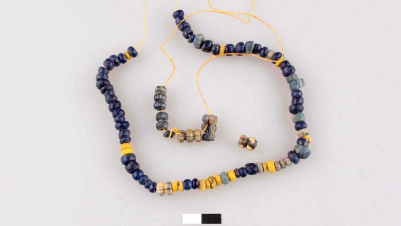 Early medieval glass bead necklace from grave 33 at Pitten, © Landessammlungen Niederösterreich, UF-18946.4