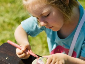 Verzierung eines Steins, &copy; Martina Siebenhandl