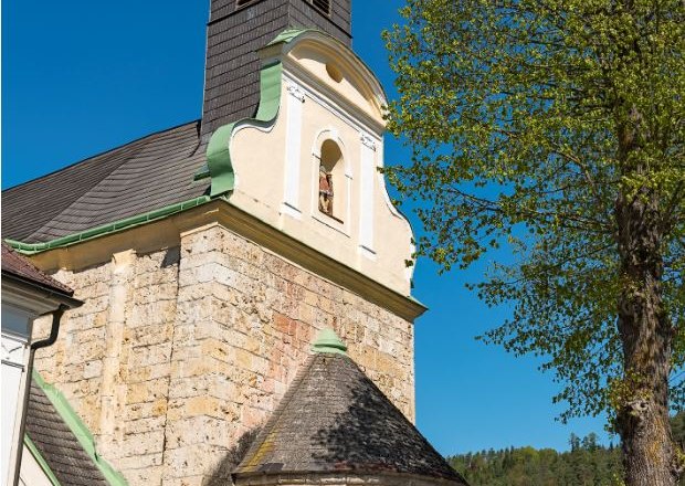 Thernberg parish church with tower and tree in the foreground.