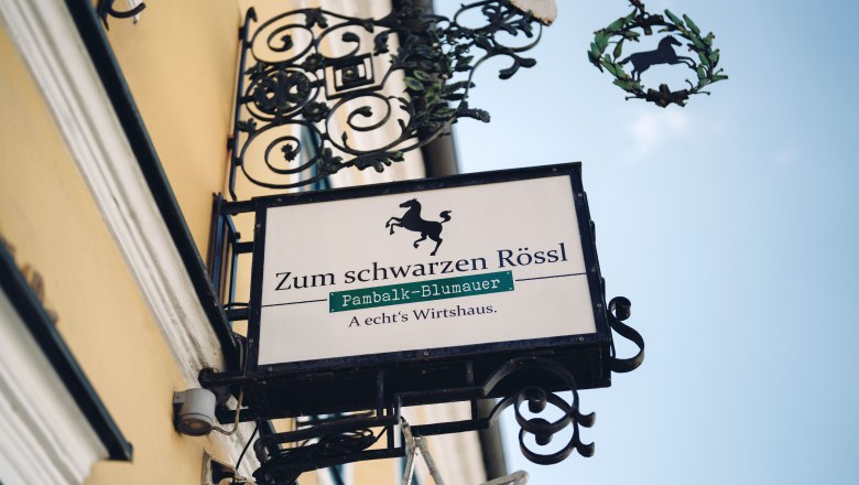 Pambalk-Blumauer Inn "Zum schwarzen Rössl", © Moststraße, dochbodnliacht Pambalk-Blumauer Inn "Zum schwarzen Rössl", © Moststraße, dochbodnliacht