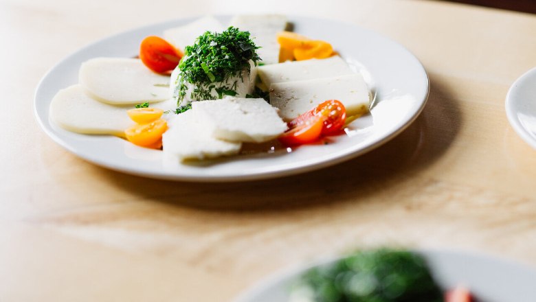 A delicious plate of freshly prepared sheep's cheese, garnished with fresh herbs and colorful vegetables, invites you to enjoy. The harmonious combination of flavors and colors promises an unforgettable taste experience in the midst of the picturesque landscape of the Vienna Alps.