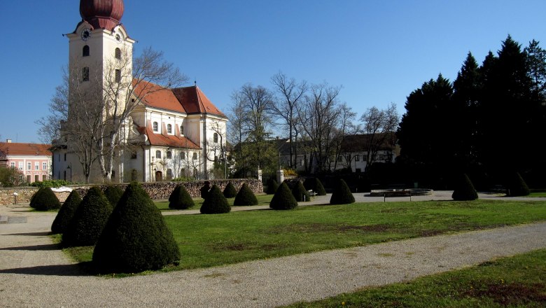 Baroque garden in Ravelsbach with church in the background.