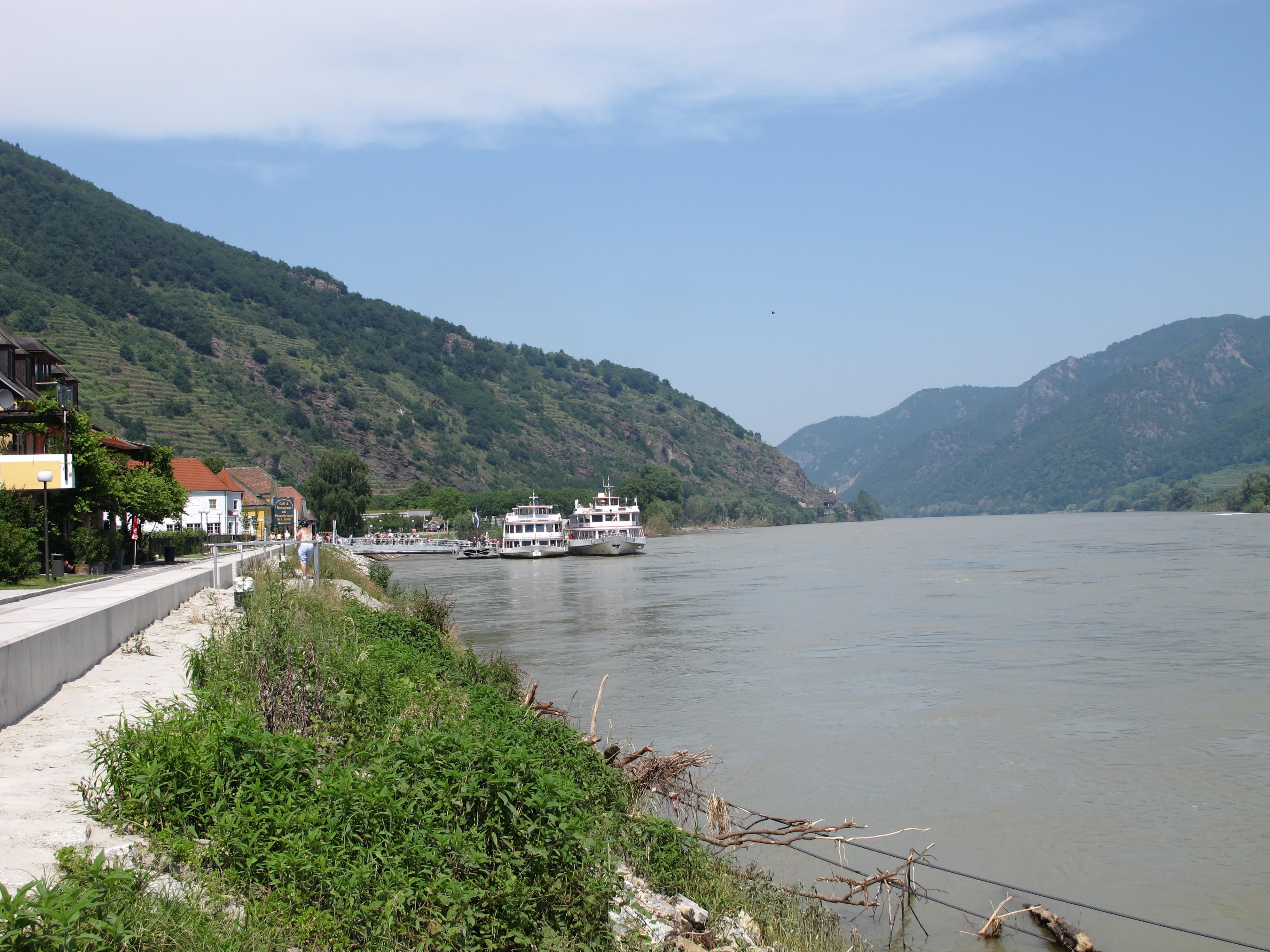 Landing stage in Spitz on the Danube with ships and hills in the background.