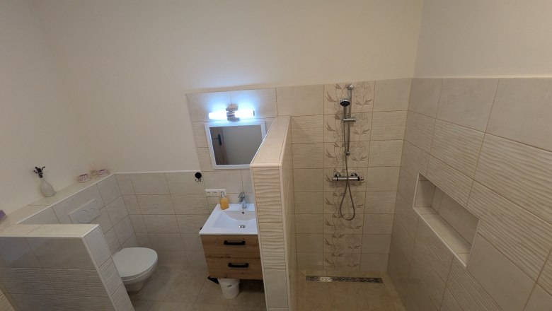 Room 2B - Bathroom, &copy; A.V. Heinrichs