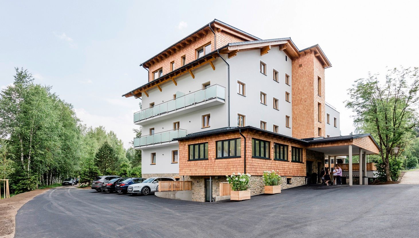 Exterior view of the R&R Residenzen Hotel Mitterbach with modern balconies and wooden cladding.