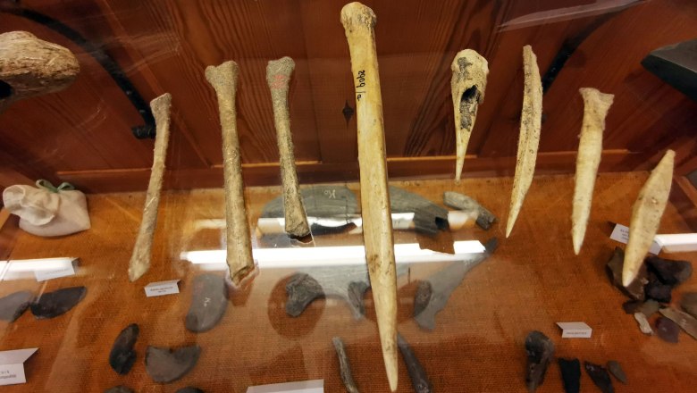 Neolithic bone tools from the Kogelberg in the Langenlois Museum of Local History, © Heimatmuseum Langenlois