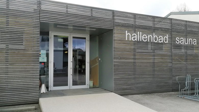 Entrance to the indoor pool with sauna in Scheiblingkirchen with wood paneling and the inscription "hallenbad sauna"