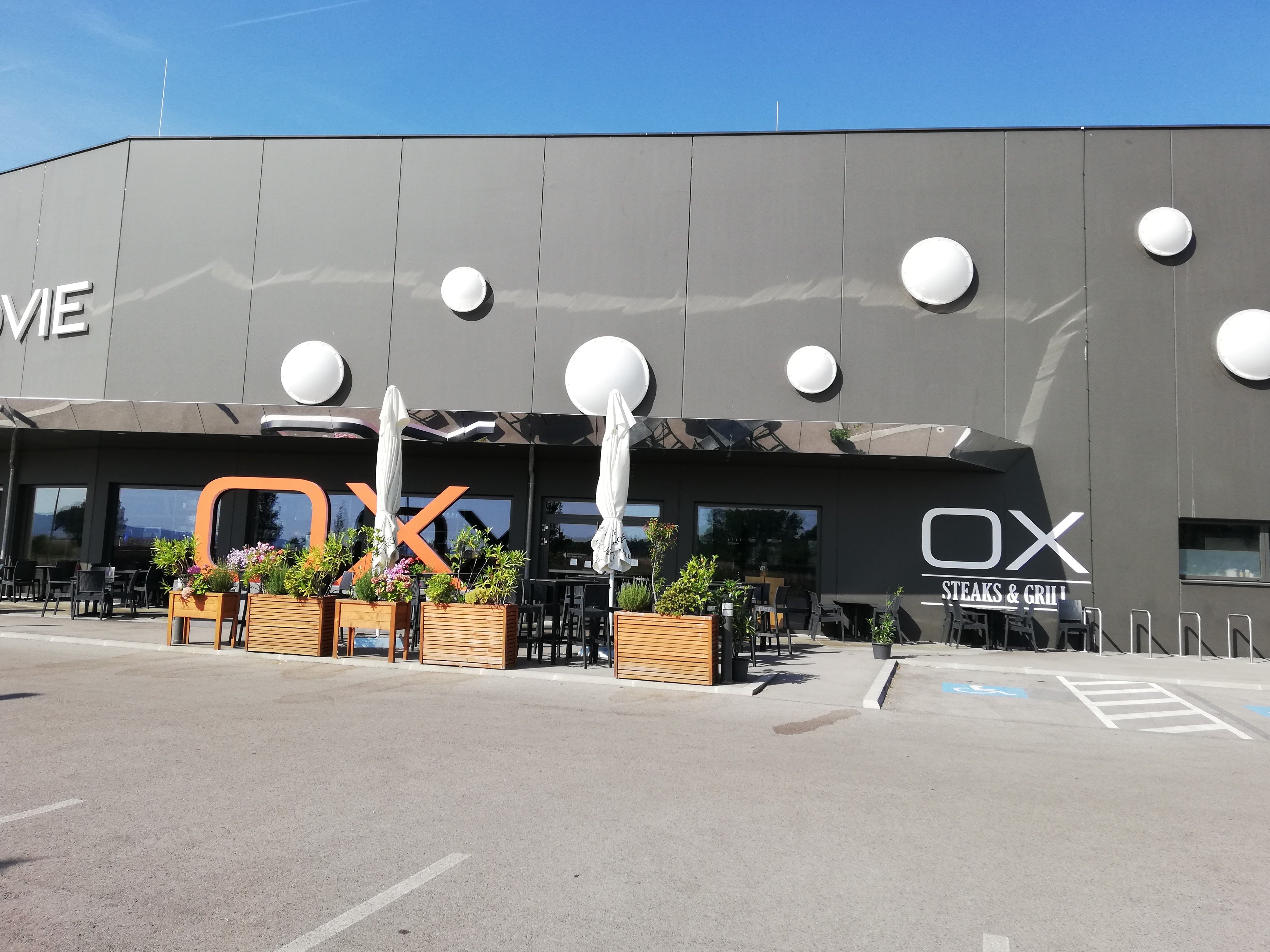 OX Exterior view from the parking lot 