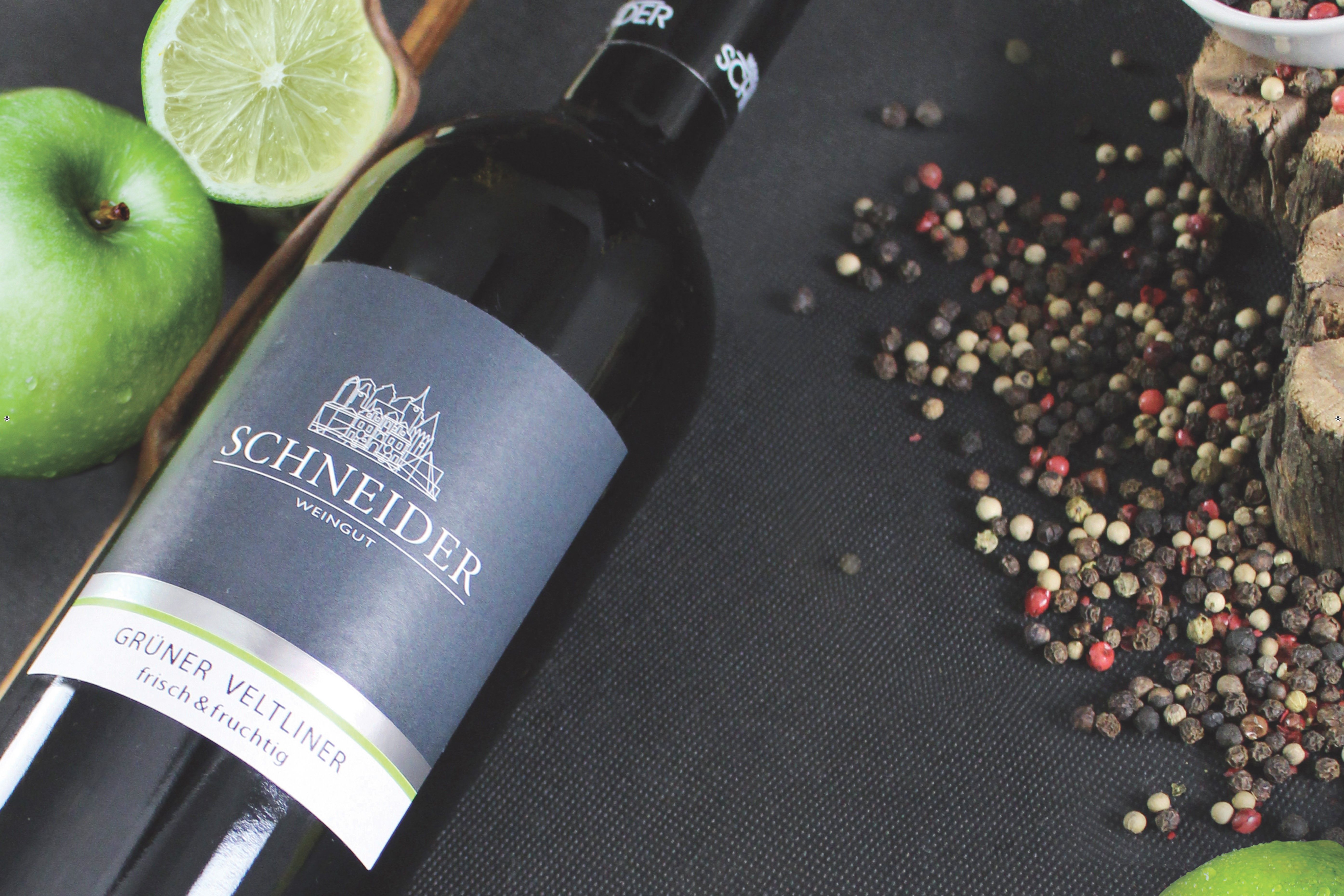 Wine bottle Grüne Veltliner from Weingut Schneider with green apple and lime.