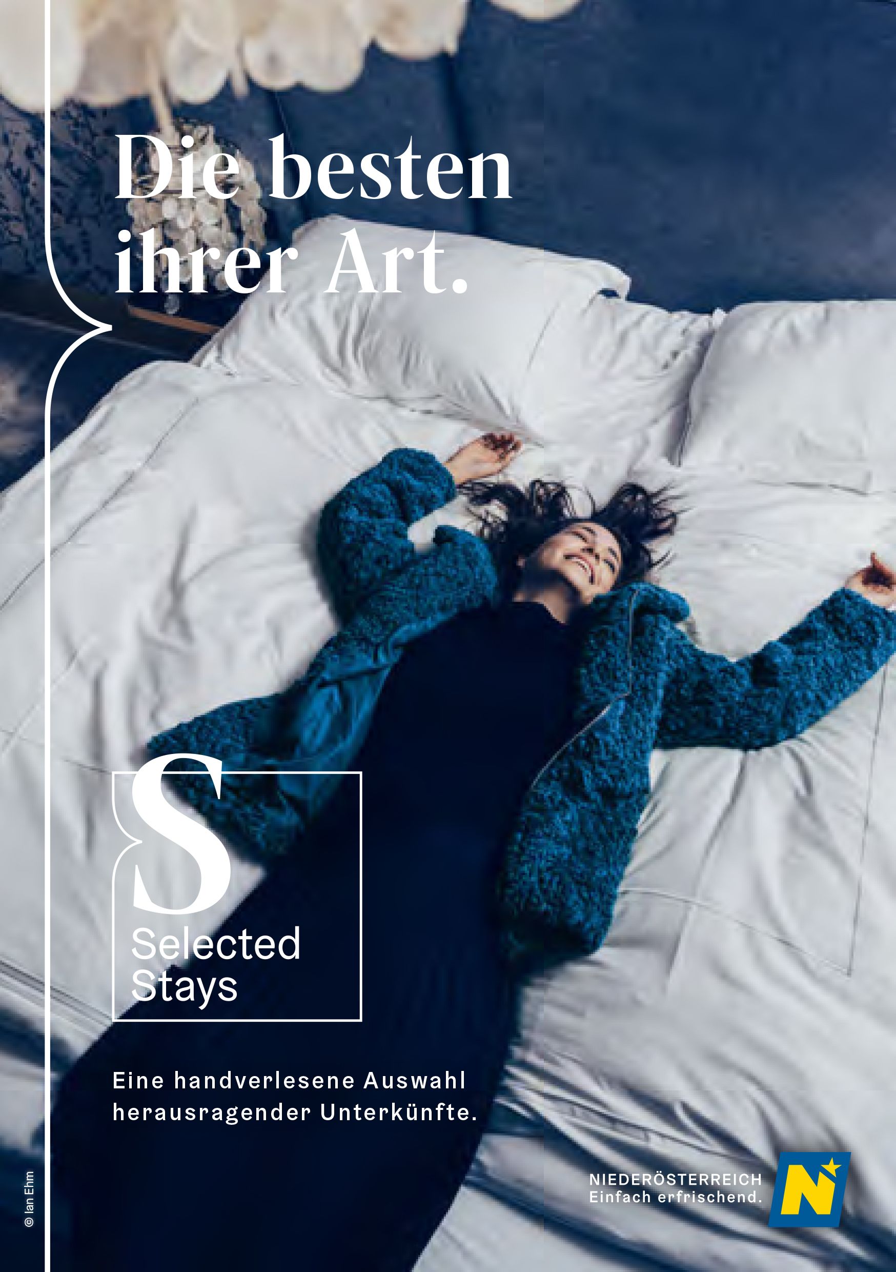 Cover der Broschüre "Selected Stays". Abgebildet ist Frau, die mit noch oben gereckten Armen, freudig lächelnd in ein gemütliches großes Bett gefallen ist. 