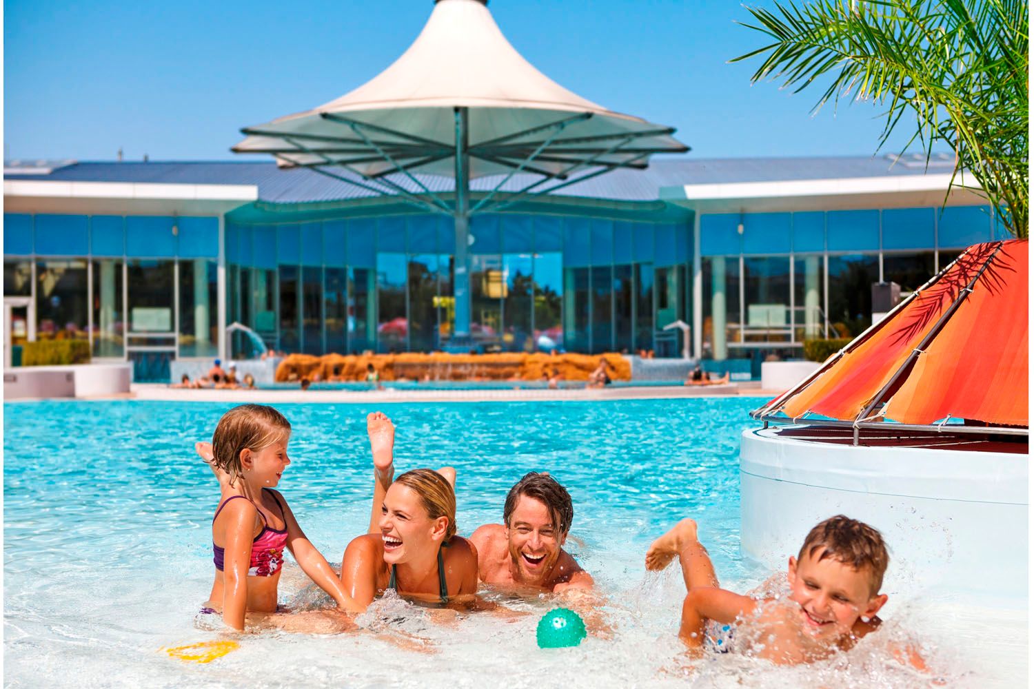Family playing in the outdoor pool at Therme Laa/Thaya.