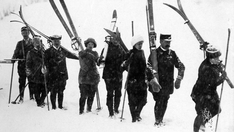 Adult ski class in 1906, © zVg. Nostalgie-Skigruppe Traisen