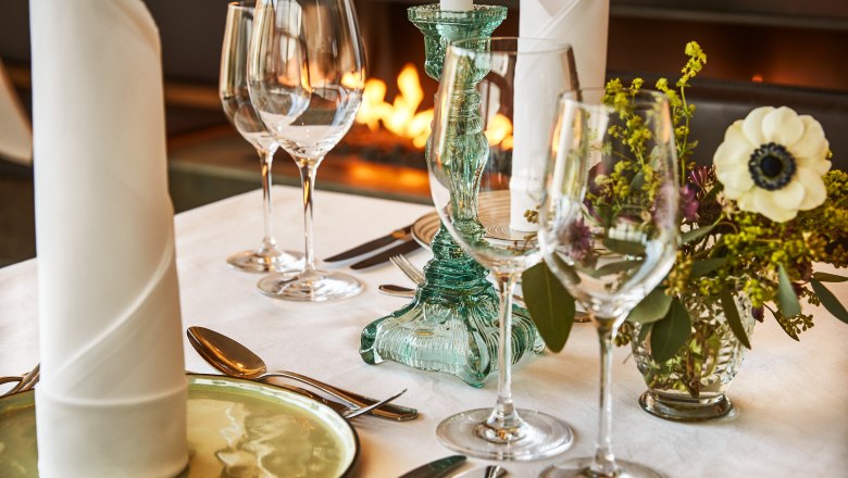Elegant table decoration with glasses, candlesticks and flowers in the Steigenberger Krems Restaurant.