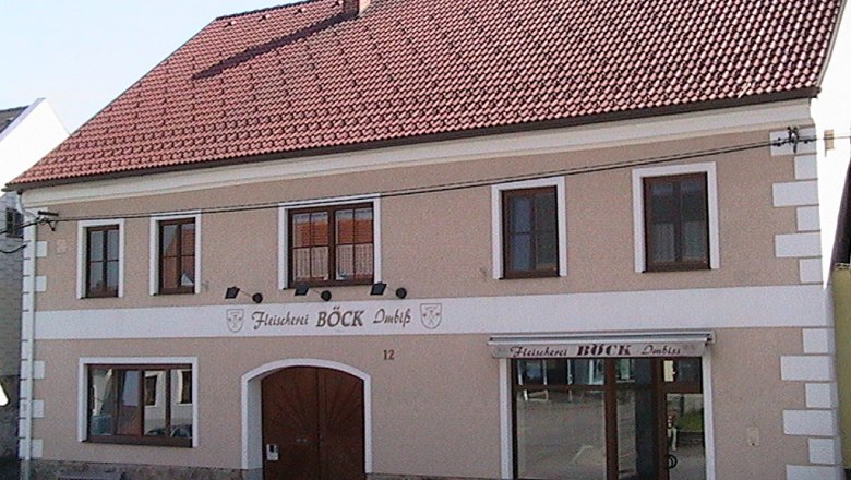 Butcher's Böck building with snack bar in a two-story building.
