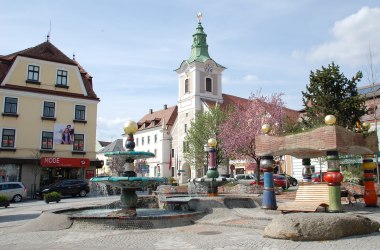 Zwettl's main square with the Hundertwasser fountain, © Stadtgemeinde Zwettl, Monika Prinz