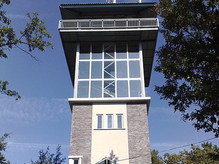 Johann Giefing observation tower in Schwarzenbach, modern tower with glass fa&ccedil;ade and viewing platform.