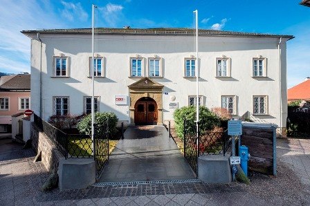 Historic building with a white fa&ccedil;ade and several windows, known as the Hofrichterhaus.