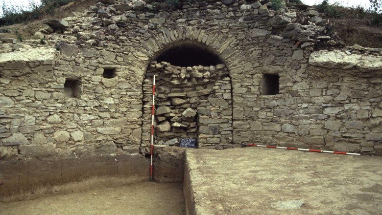 Southern defense tower during the archaeological excavation, © M. Krenn